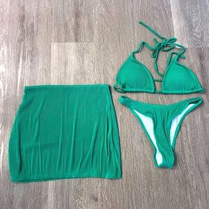 Three piece bikini set 💚